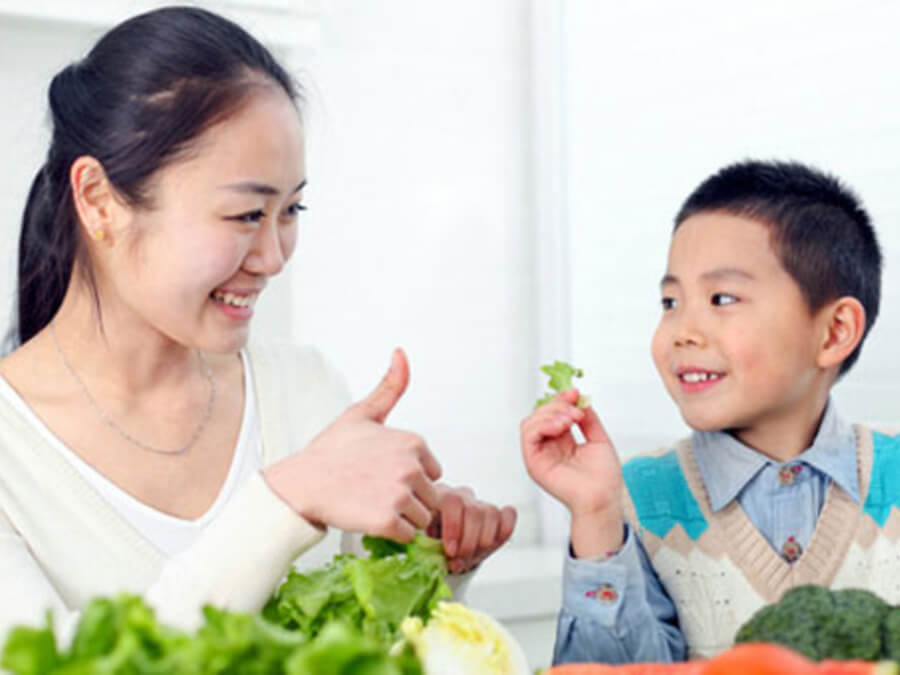 Đừng để người giúp việc “làm mẹ” thay bạn